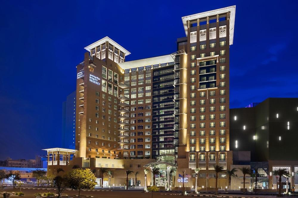 ไฮแอท รีเจนซี อัลกูต มอลล์ Hotel Kuwait City ภายนอก รูปภาพ The hotel at night