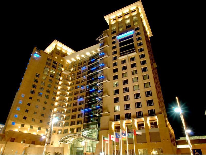 ไฮแอท รีเจนซี อัลกูต มอลล์ Hotel Kuwait City ภายนอก รูปภาพ The hotel at night
