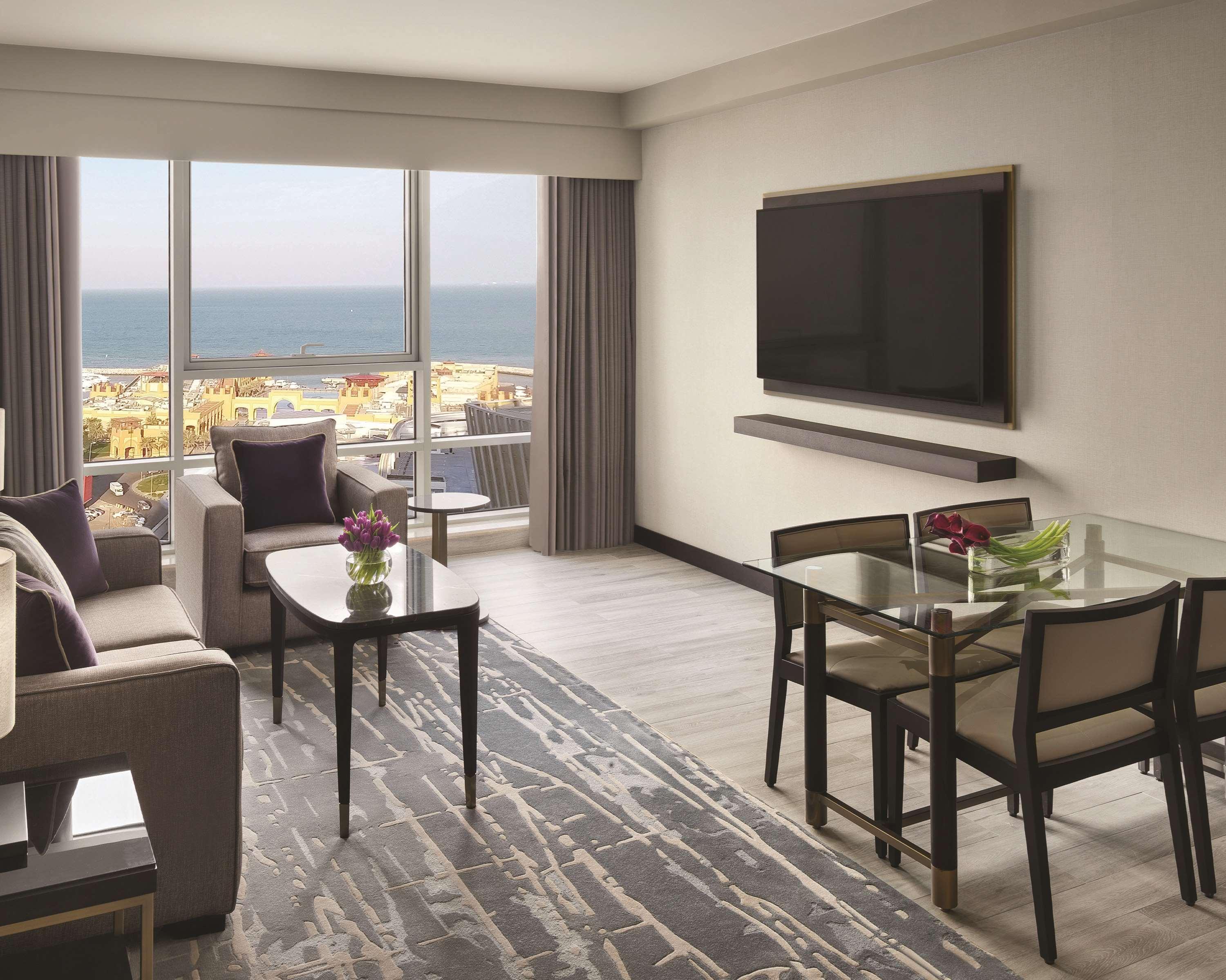 ไฮแอท รีเจนซี อัลกูต มอลล์ Hotel Kuwait City ภายนอก รูปภาพ A living room in a suite at the Hilton San Diego Bayfront