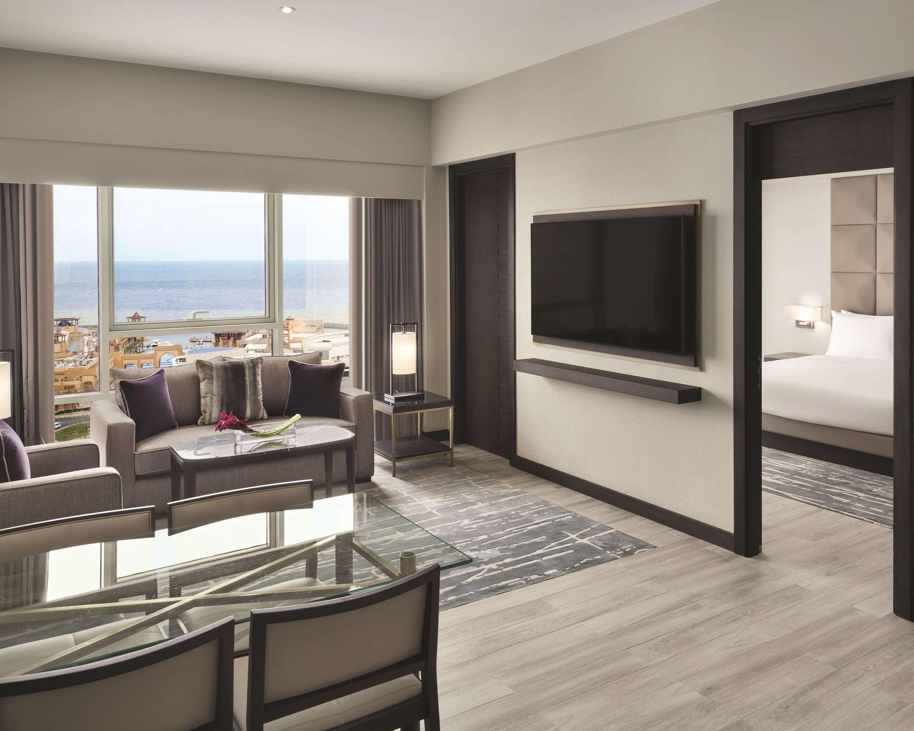 ไฮแอท รีเจนซี อัลกูต มอลล์ Hotel Kuwait City ภายนอก รูปภาพ A suite at the hotel