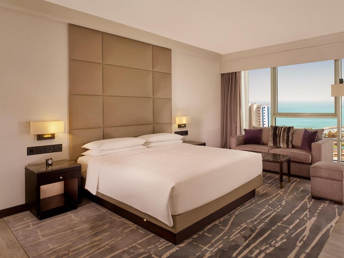 ไฮแอท รีเจนซี อัลกูต มอลล์ Hotel Kuwait City ภายนอก รูปภาพ A bedroom at the Jumeirah Atlantis