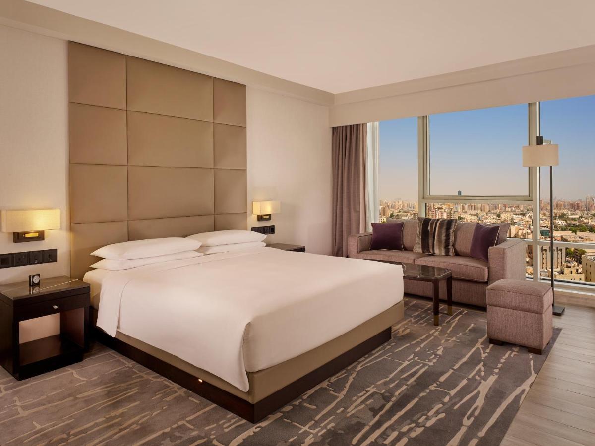 ไฮแอท รีเจนซี อัลกูต มอลล์ Hotel Kuwait City ภายนอก รูปภาพ A bedroom at the hotel