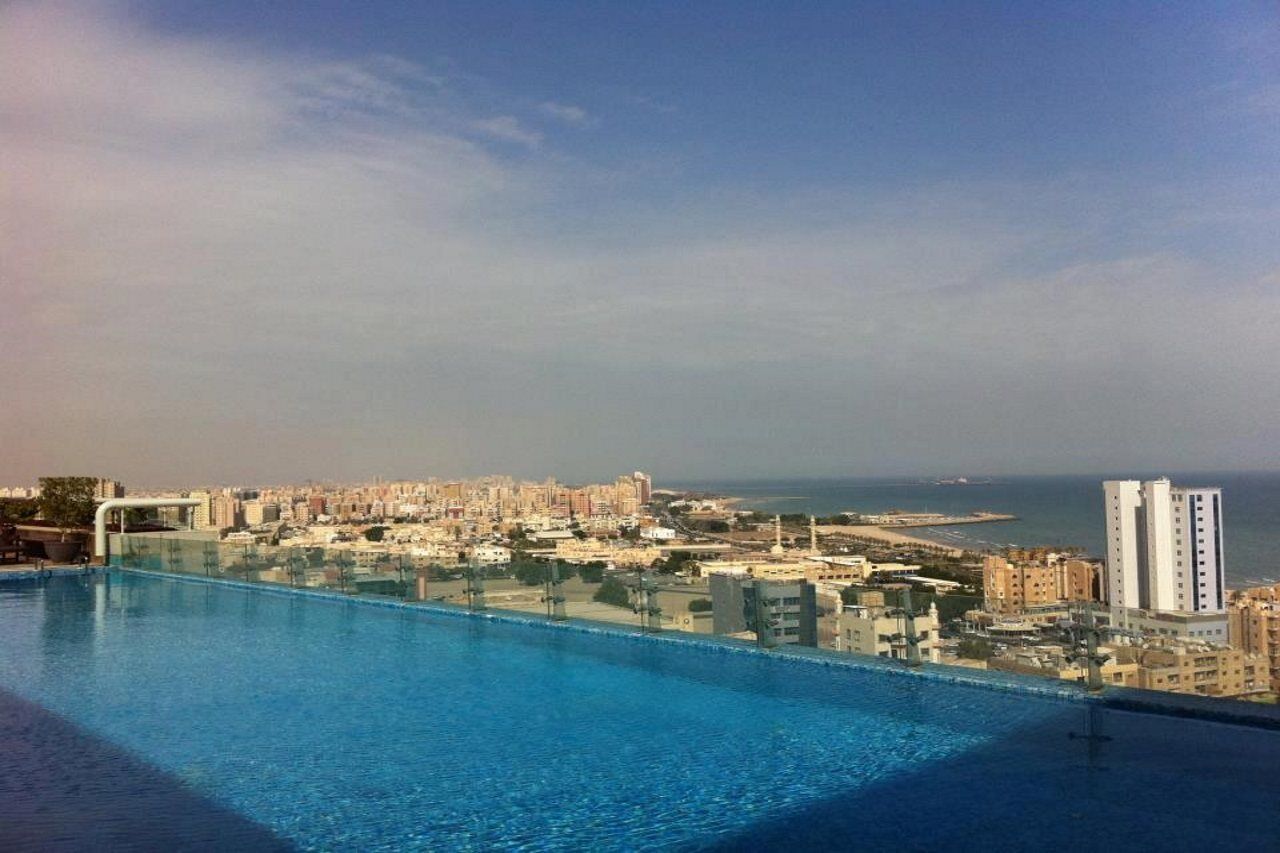 ไฮแอท รีเจนซี อัลกูต มอลล์ Hotel Kuwait City ภายนอก รูปภาพ View of the city from the rooftop pool of the Grand Hotel