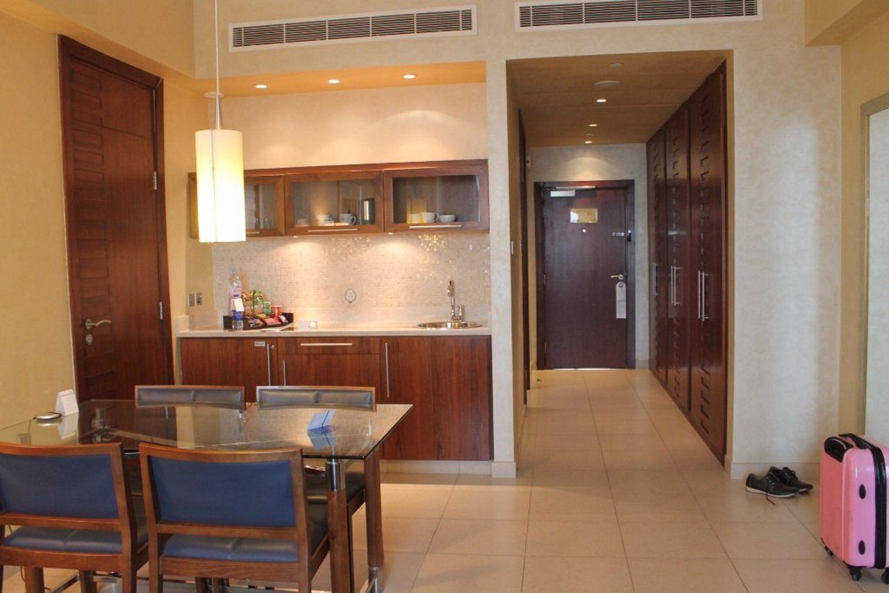 ไฮแอท รีเจนซี อัลกูต มอลล์ Hotel Kuwait City ภายนอก รูปภาพ A kitchen in a hotel suite